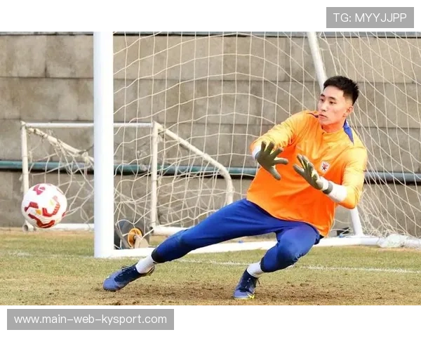 球员在训练课上完成高难度扑救训练，门将群内榜样诞生