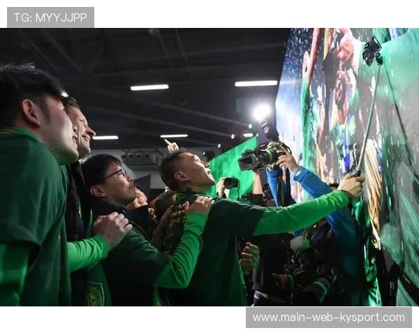 战队球迷见面会现场氛围热烈，球迷聚会发言