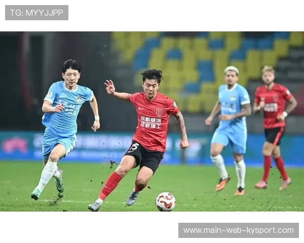 严鼎皓控制中场送出直塞，辽宁铁人反击战术见效